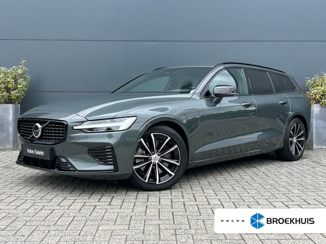 Volvo V60 - 2.0 T8 Plug-in hybrid AWD Plus Dark | Panoramadak | HUD | Trekhaak | 360 Camera | - AutoWereld.nl