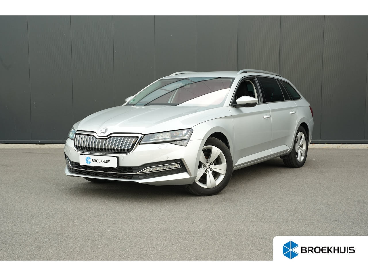 Skoda Superb Combi - 1.4 218pk TSI iV Business Edition Plus | Camera | Cruise Control | Comfort Stoelen | - AutoWereld.nl