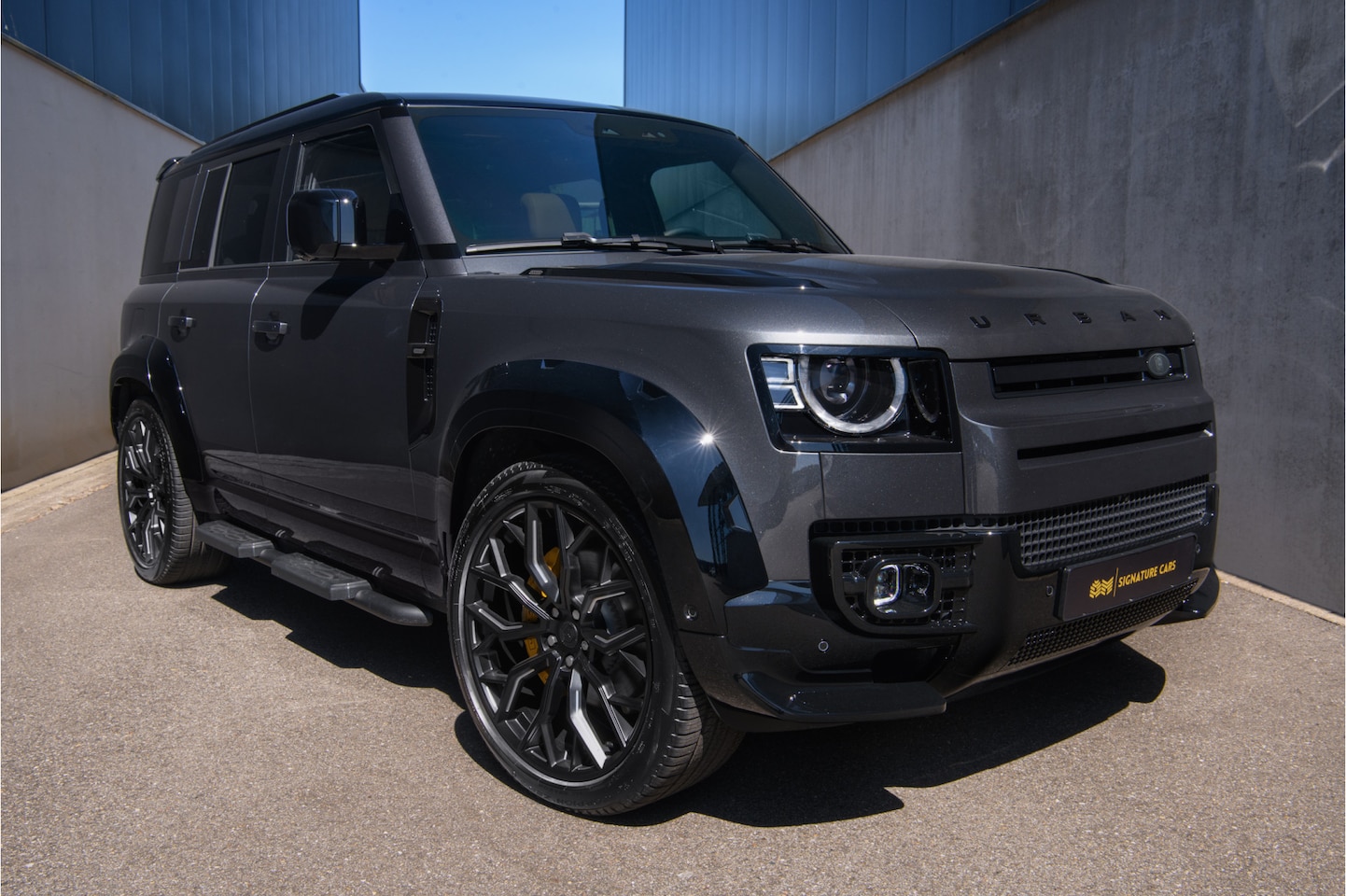 Land Rover Defender 110 - P300e X-Dynamic HSE Jumpseat 6p Urban Wide Track Stoelverwarming | Stoelverkoeling | Stuur - AutoWereld.nl