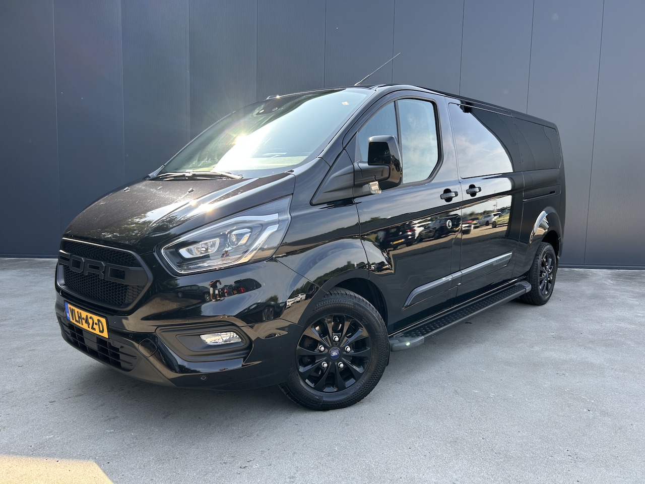 Ford Transit Custom - 2.0 TDCI AUTOMAAT DUBBELE CABINE 2x SD PLATINUM EDITION L2H1 CAMERA - AutoWereld.nl