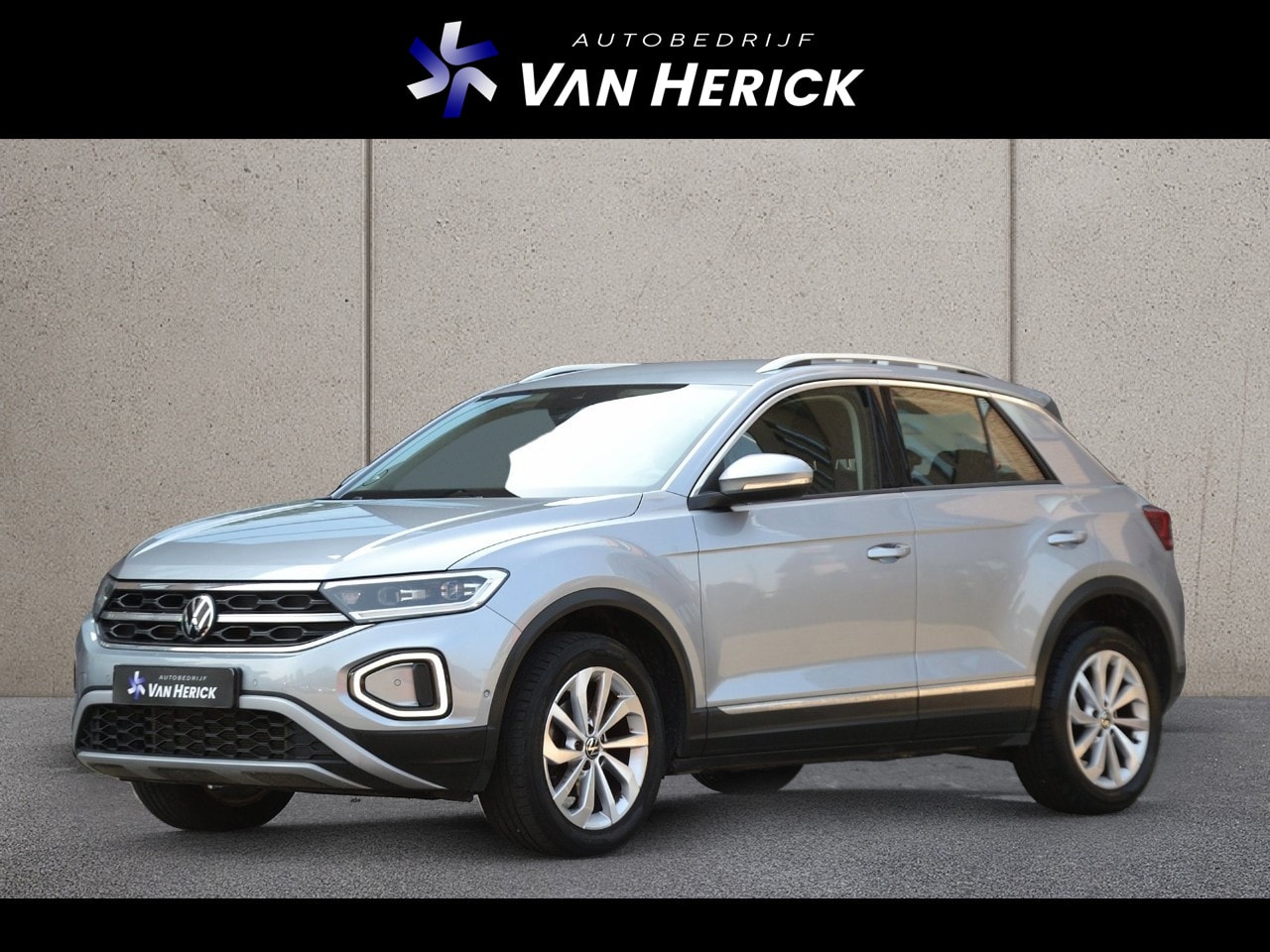 Volkswagen T-Roc - 1.5 TSI Style 150PK Automaat | ACC | Trekhaak | Keyless | Winterpakket - AutoWereld.nl