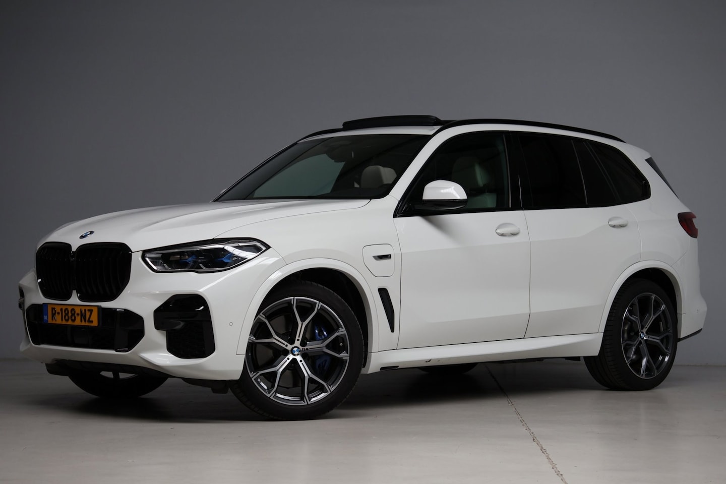BMW X5 - XDrive45e High Executive M-sport | panoramadak | adap. cruise | elek. trekhaak | softclose - AutoWereld.nl