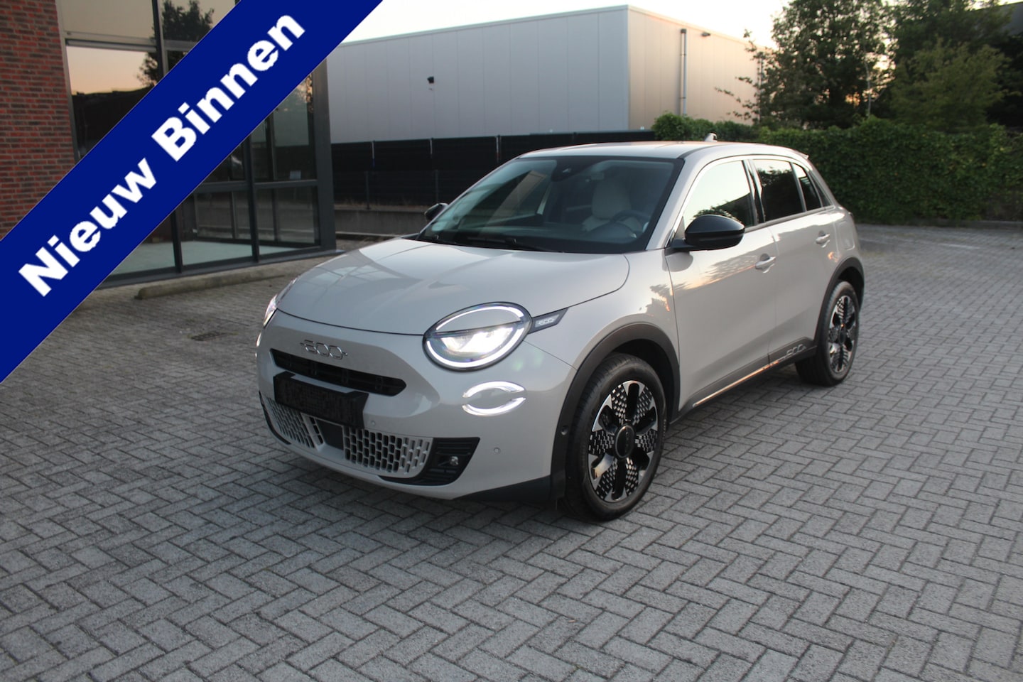 Fiat 600e - La Prima 54 kWh Clima-Cruise-Navi-Leder-Massage 11,000 KM!! - AutoWereld.nl