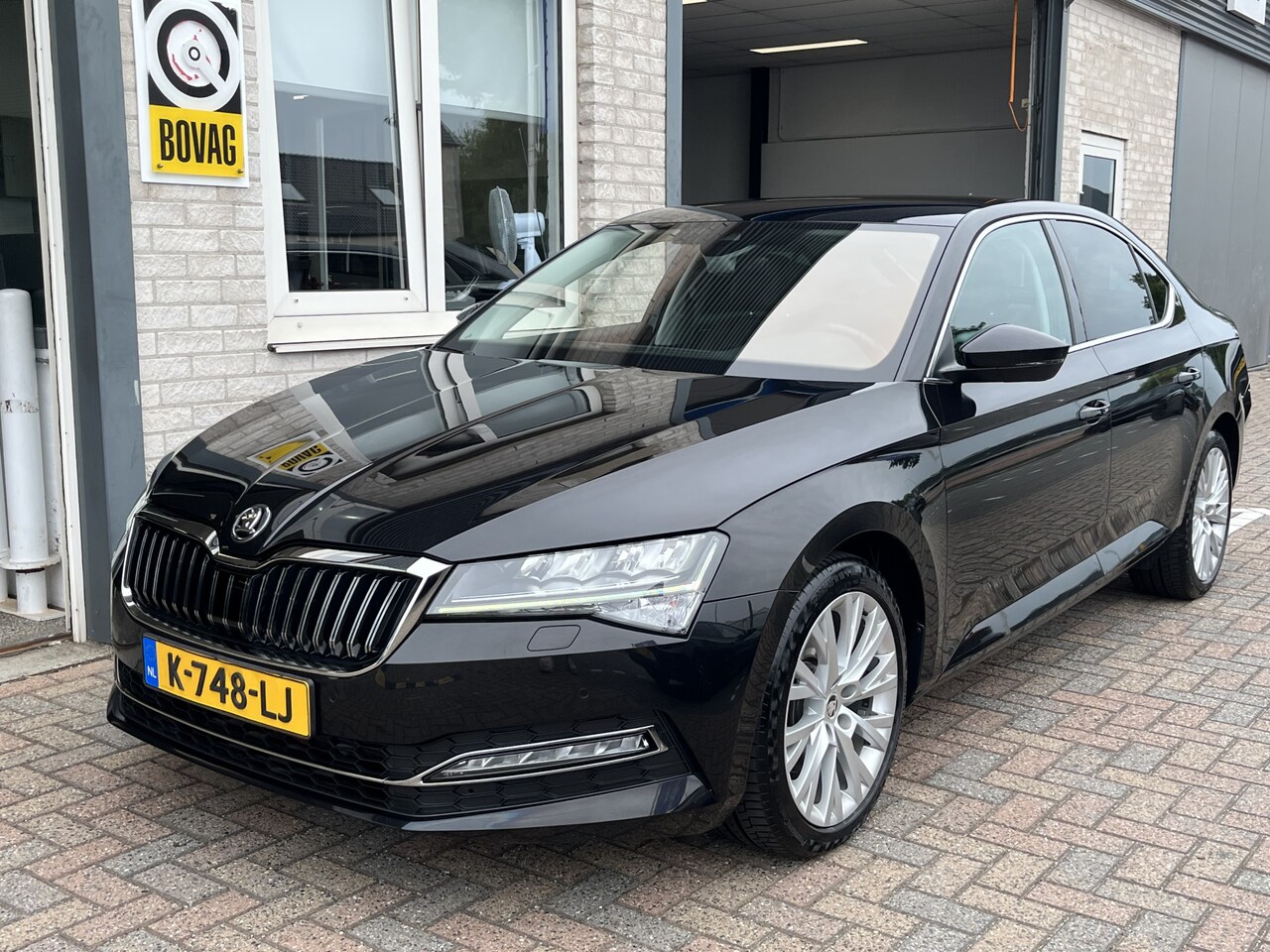 Skoda Superb - 1.5 TSI ACT Business Edition / AUTOMAAT/ CRUISE/ PARK.SENSOR.V+A/ CAMERA/ SMARTLINK/ STOEL - AutoWereld.nl