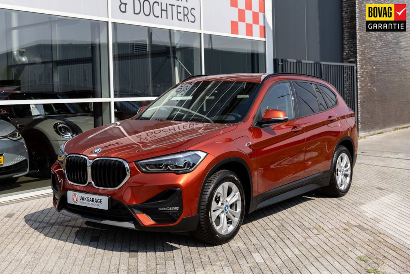 BMW X1 - XDrive25e Executive PHEV Sunset Orange | Panoramadak - AutoWereld.nl