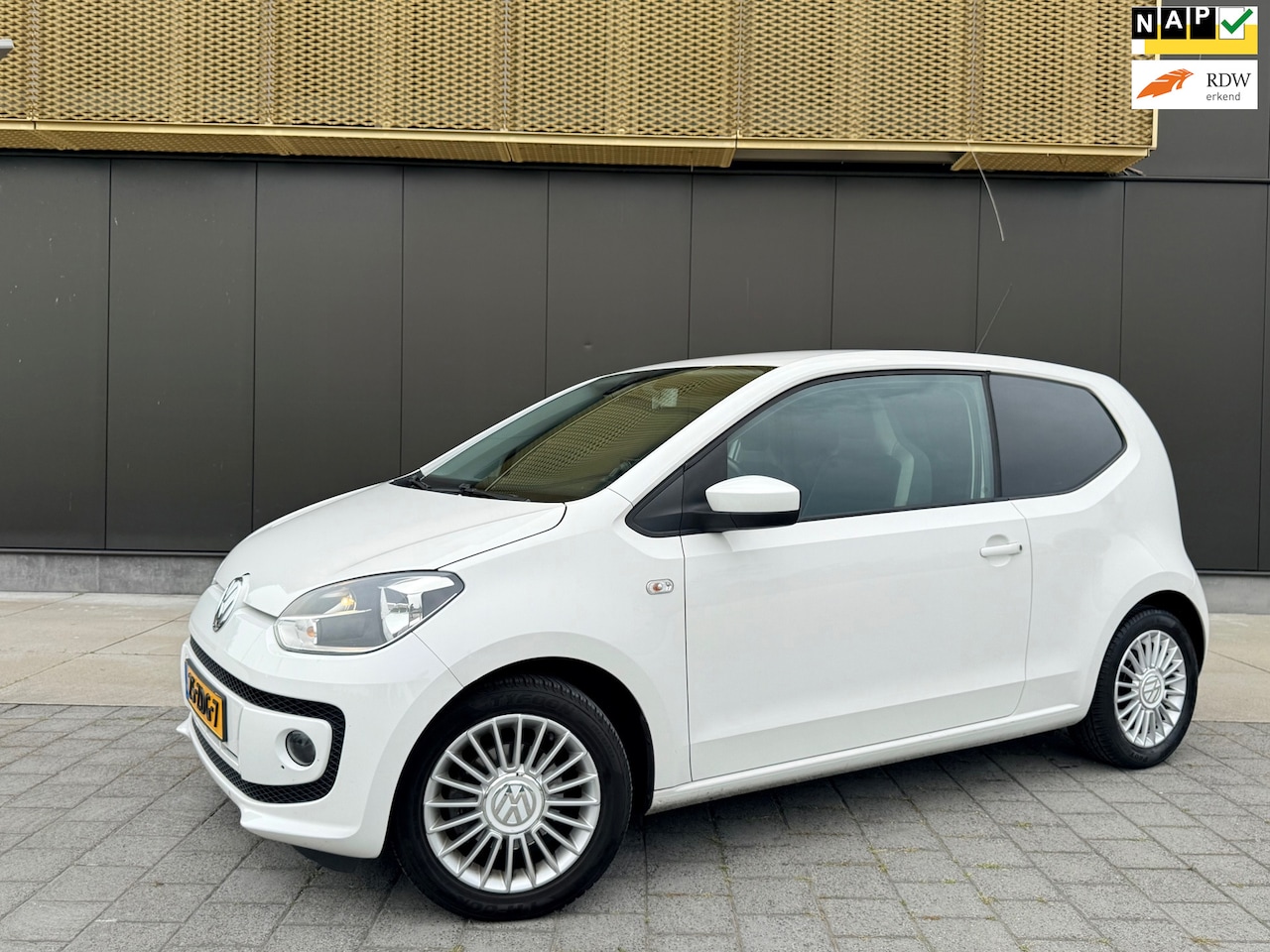 Volkswagen Up! - 1.0 high up! BlueMotion | Navi | Cruise | PDC | Blueth - AutoWereld.nl