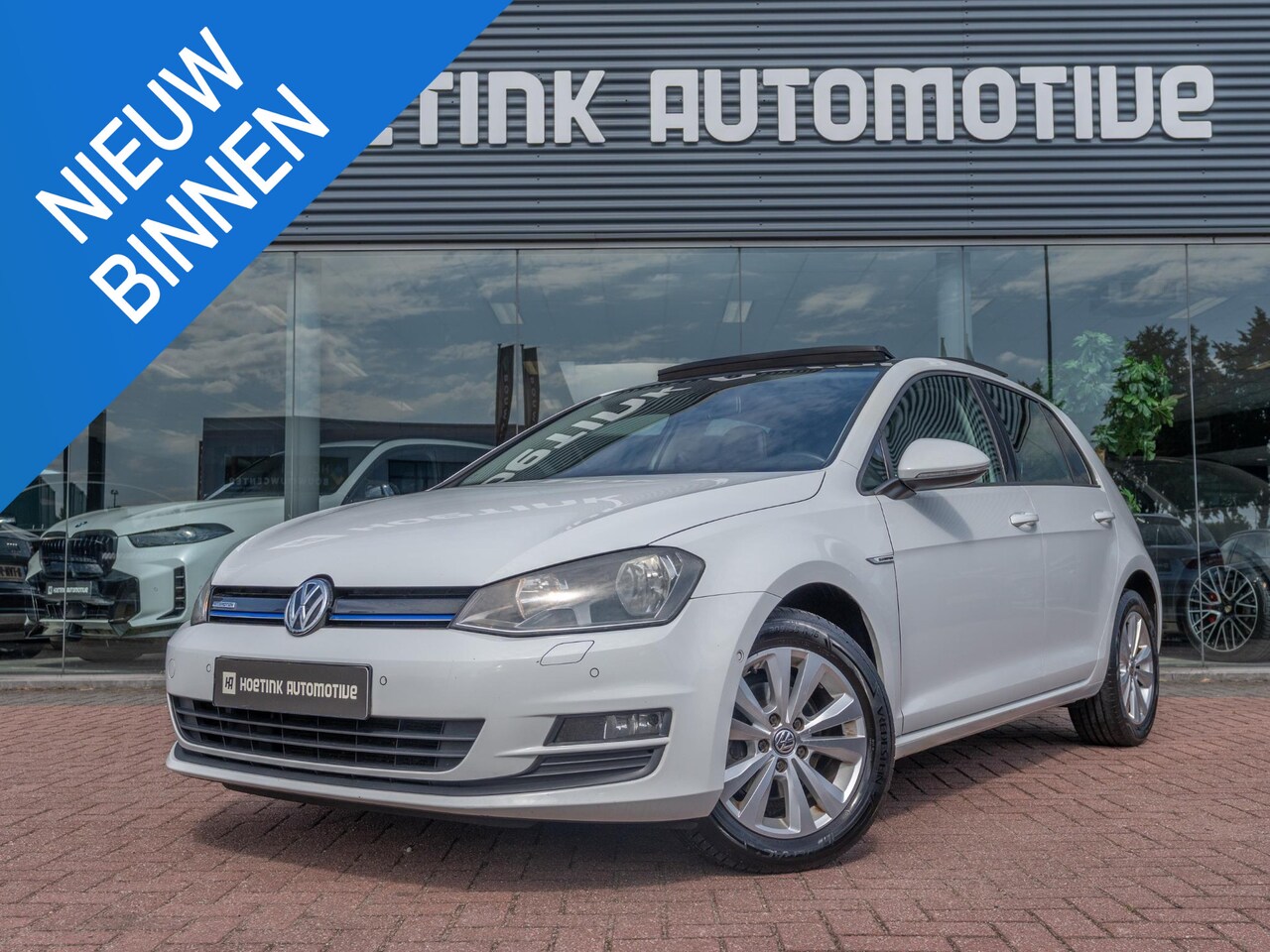 Volkswagen Golf - 1.2 TSI Connected Series | Pano | R-Line stoelen | Volledig onderhouden - AutoWereld.nl