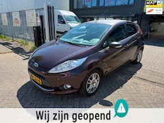 Ford Fiesta - 1.6 Ghia l met een nieuwe APK leverbaar