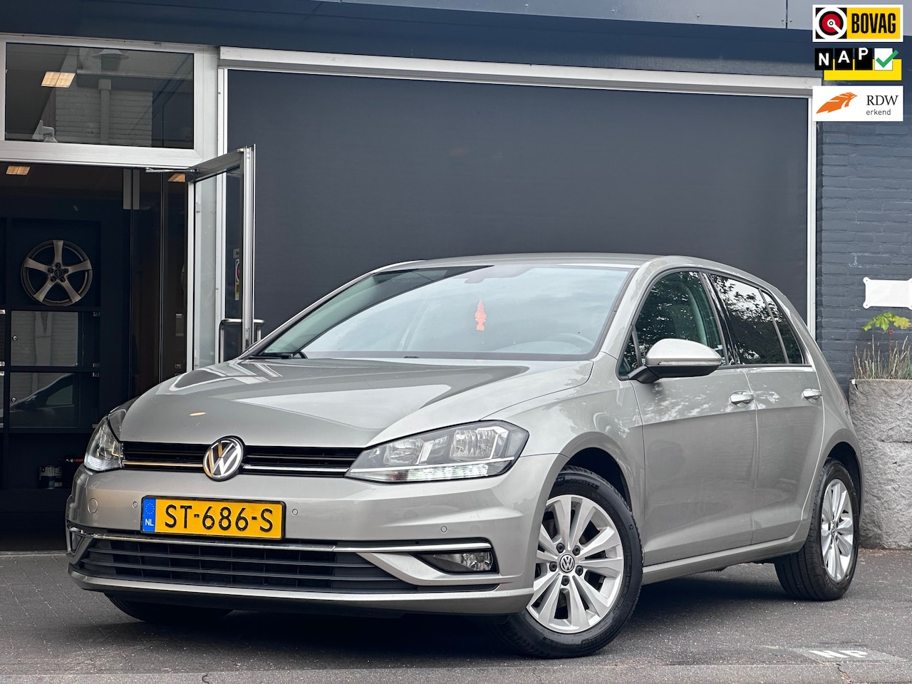 Volkswagen Golf - 1.6 TDI Comfortline Business MASSAGE / CARPLAY / NAVI / ACC - AutoWereld.nl