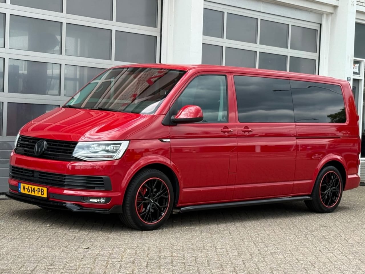 Volkswagen Transporter - 2.0 TDI 204PK L2H1 Highline DC Aut. Navi Camera Trekhaak 2x schuifdeur - AutoWereld.nl