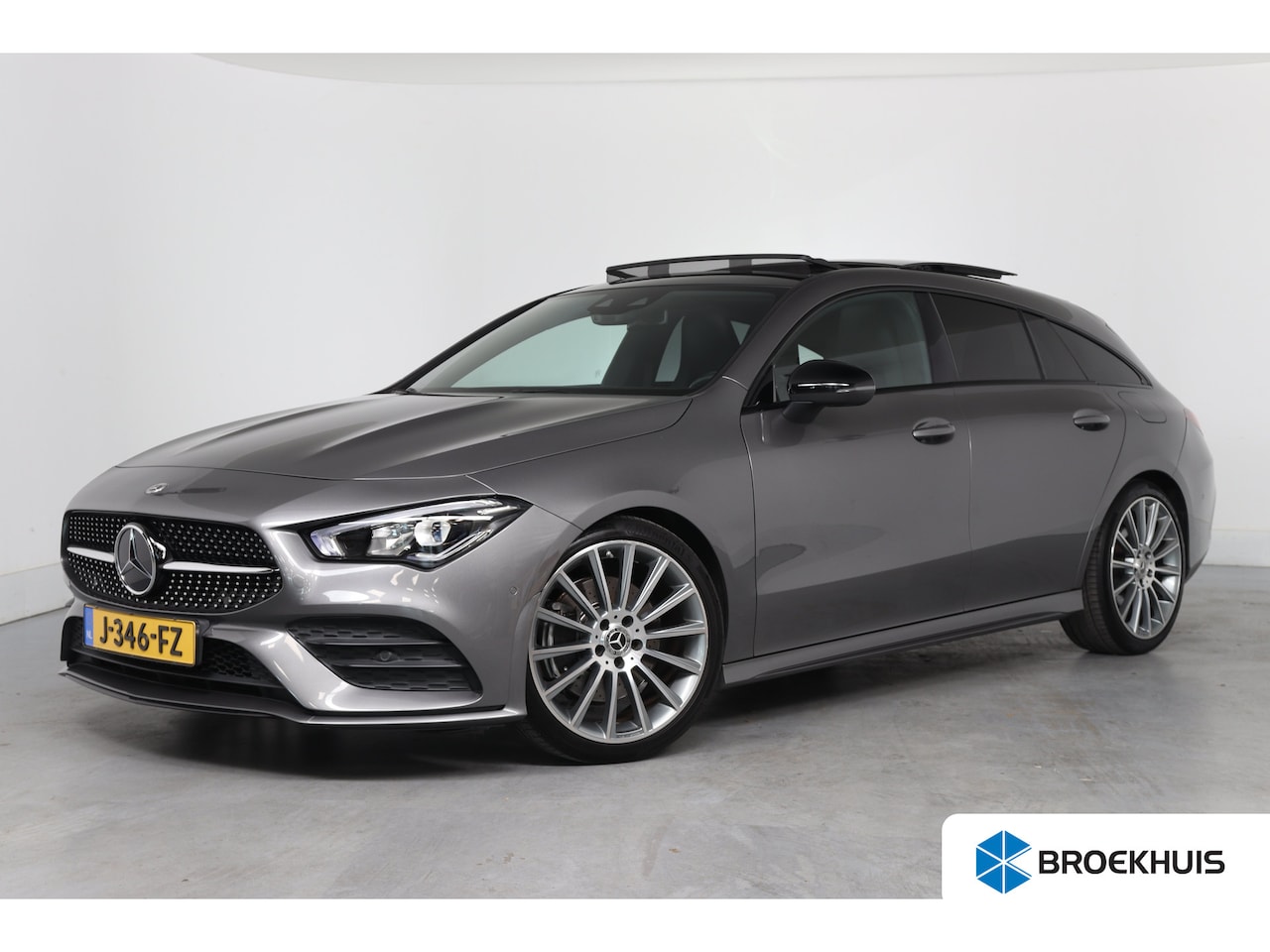 Mercedes-Benz CLA-klasse Shooting Brake - 200 AMG | Open Dak | Sportstoelen | Sfeerverlichting | Camera | BLIS | Clima | LED | Navi - AutoWereld.nl