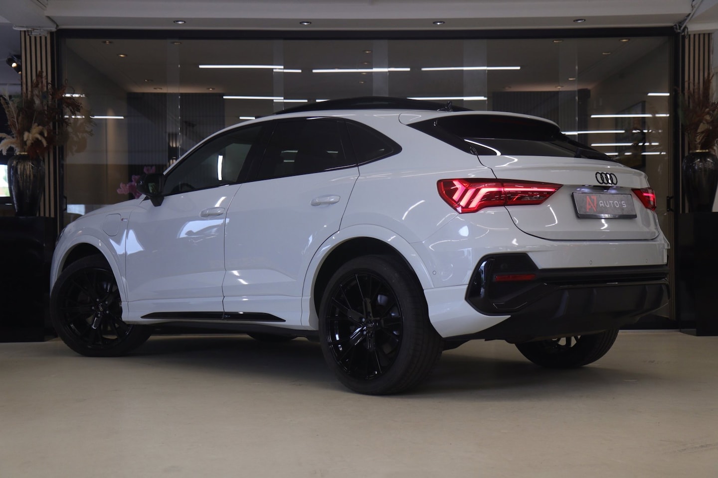 Audi Q3 Sportback - 45 TFSI e S Edition 3X S-Line /PANO/CARPLAY/KEYLES/STOELV/BOMVOL - AutoWereld.nl