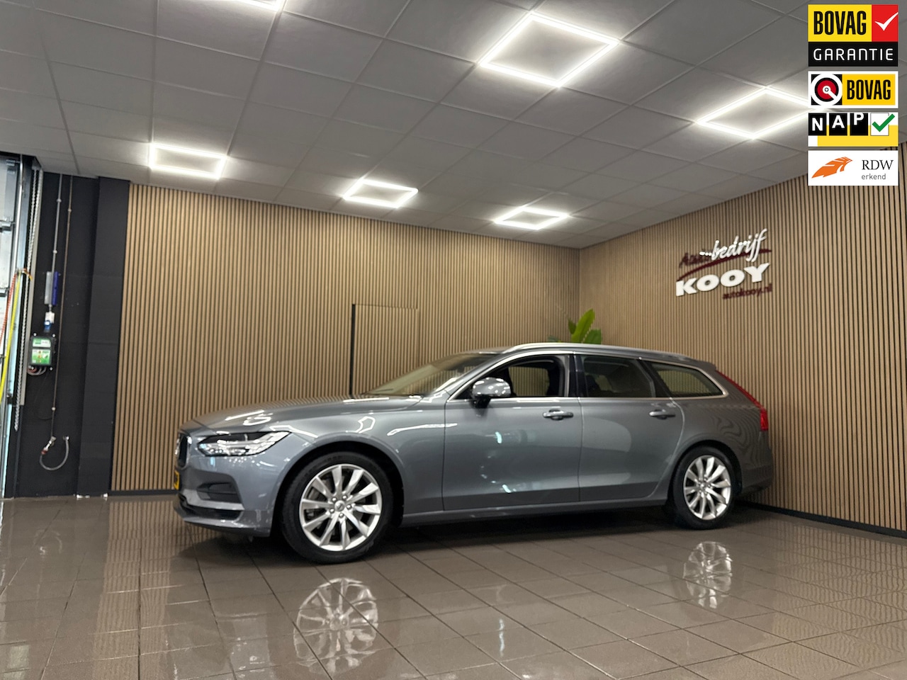 Volvo V90 - 2.0 T5 90th Anniversary Edition * Automaat / Trekhaak / Navigatie / Camera / NL Auto * - AutoWereld.nl