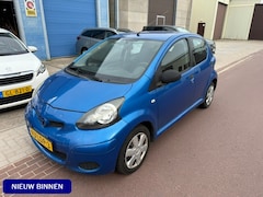 Toyota Aygo - 1.0-12V Access 2010 basis auto met koude airco NAP + Boekjes zijn aanwezig alsmede 2 sleut