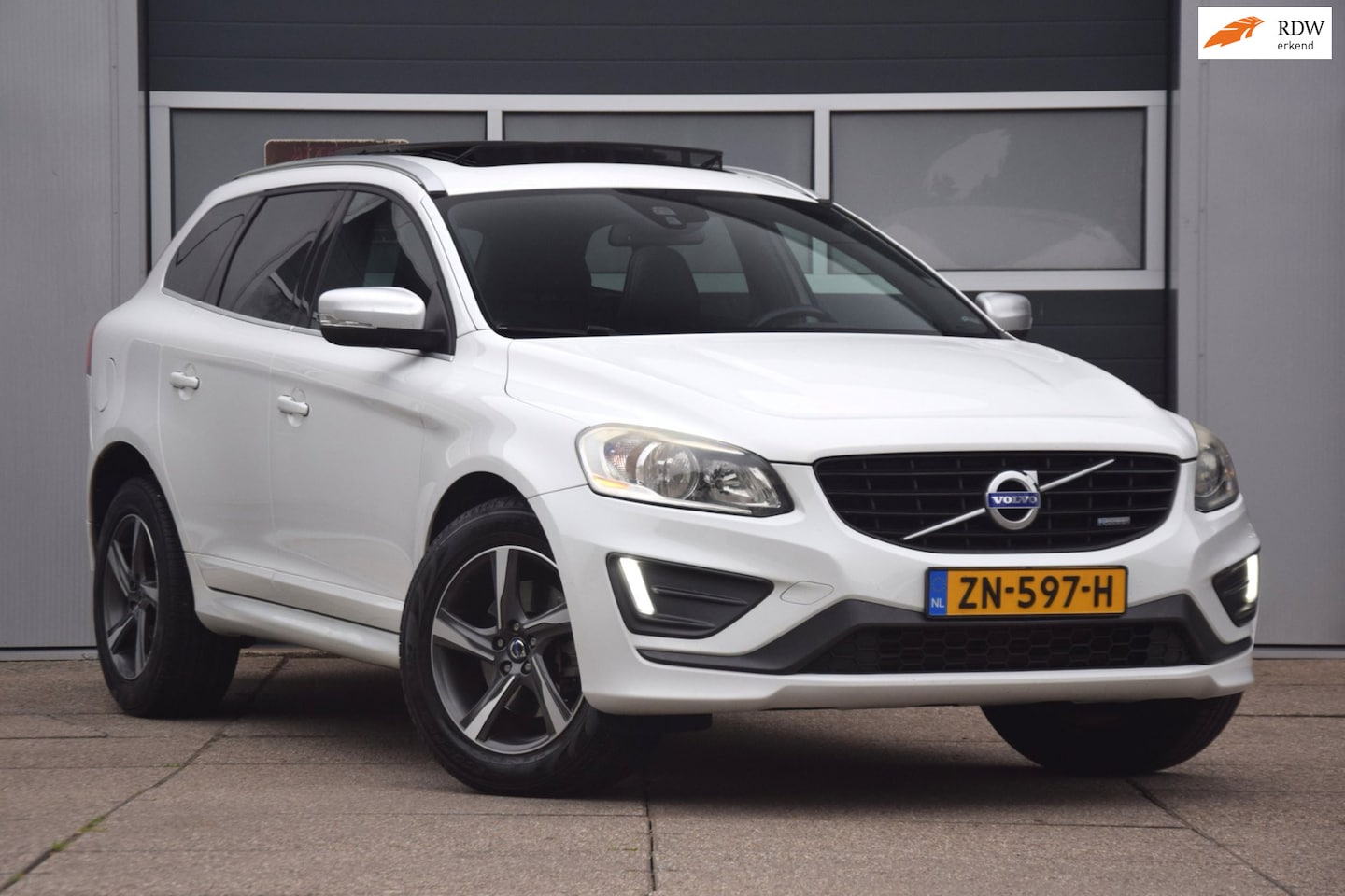Volvo XC60 - 2.0 T5 FWD R-Design TREKHAAK/PANORAMADAK/VERWARMDE VOORSTOELEN - AutoWereld.nl