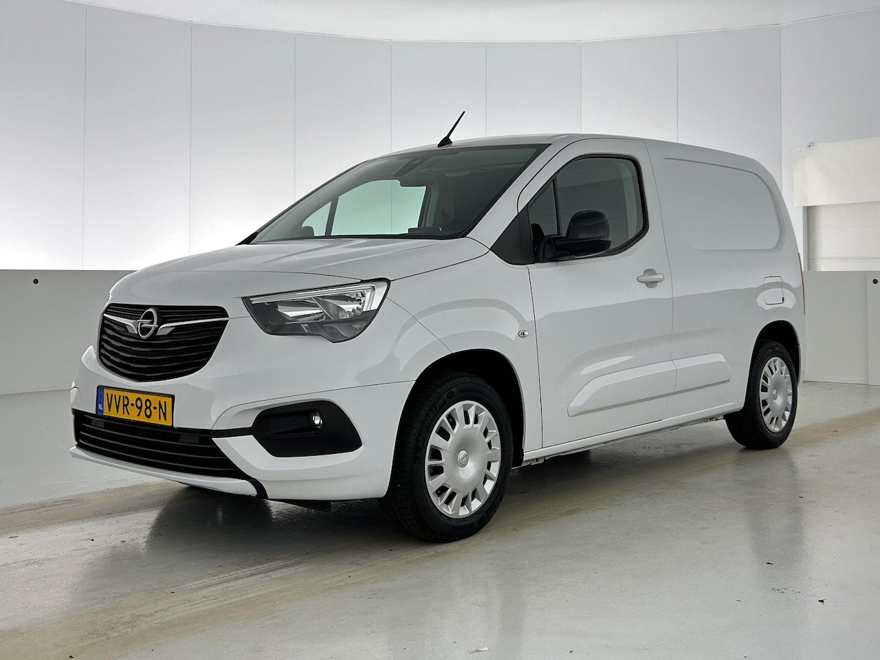 Opel Combo - 130pk L1 Automaat Apple Carplay Trekhaak Parkeersensoren Airco Cruise control 2-zits - AutoWereld.nl