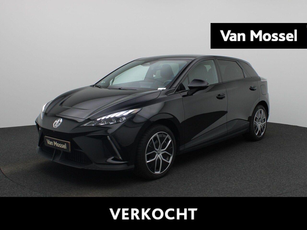 MG MG4 - Long Range Luxury 64 kWh |97% accu SOH | Navi | Led Koplampen | 360 Camera | Warmtepomp | - AutoWereld.nl