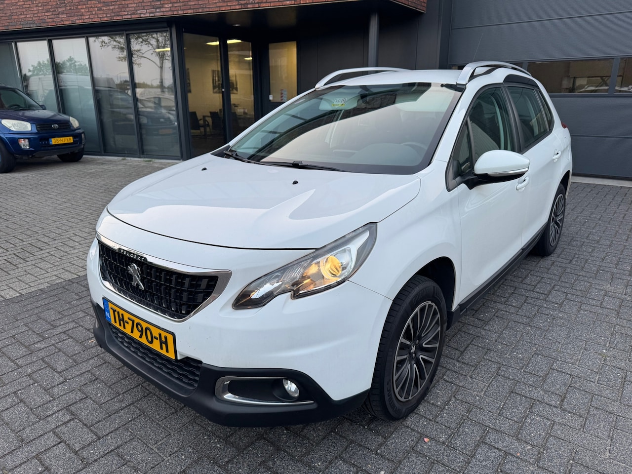 Peugeot 2008 - 1.2 PureTech Blue Lion AIRCO LMV PDC NIEUWE DISTRIBUTIERIEM ORIG NL NAP - AutoWereld.nl