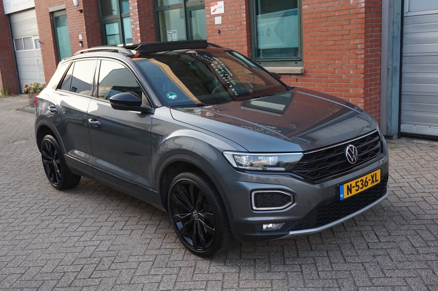 Volkswagen T-Roc - 1.5 TSI Sport Pano, Keyless, Beats - AutoWereld.nl