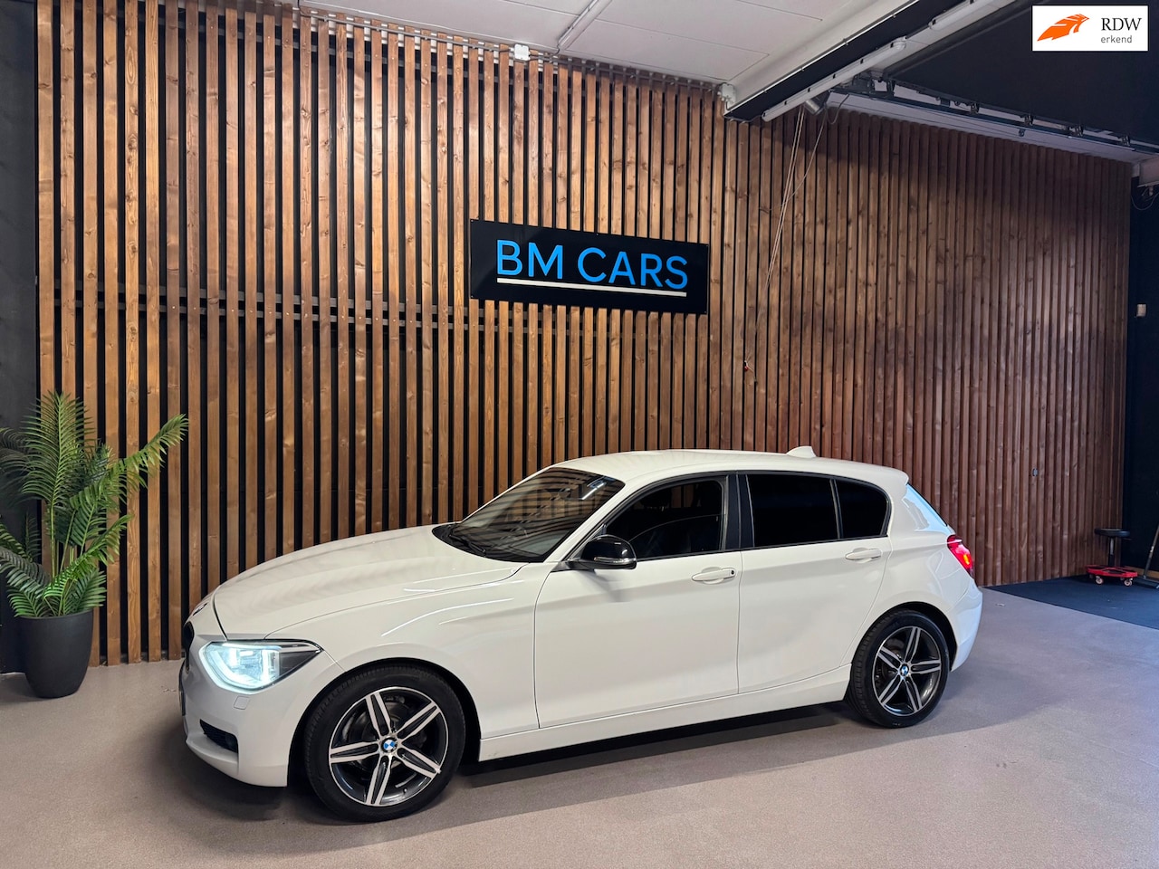 BMW 1-serie - 116i Parelmoer, Xenon, Leder - AutoWereld.nl