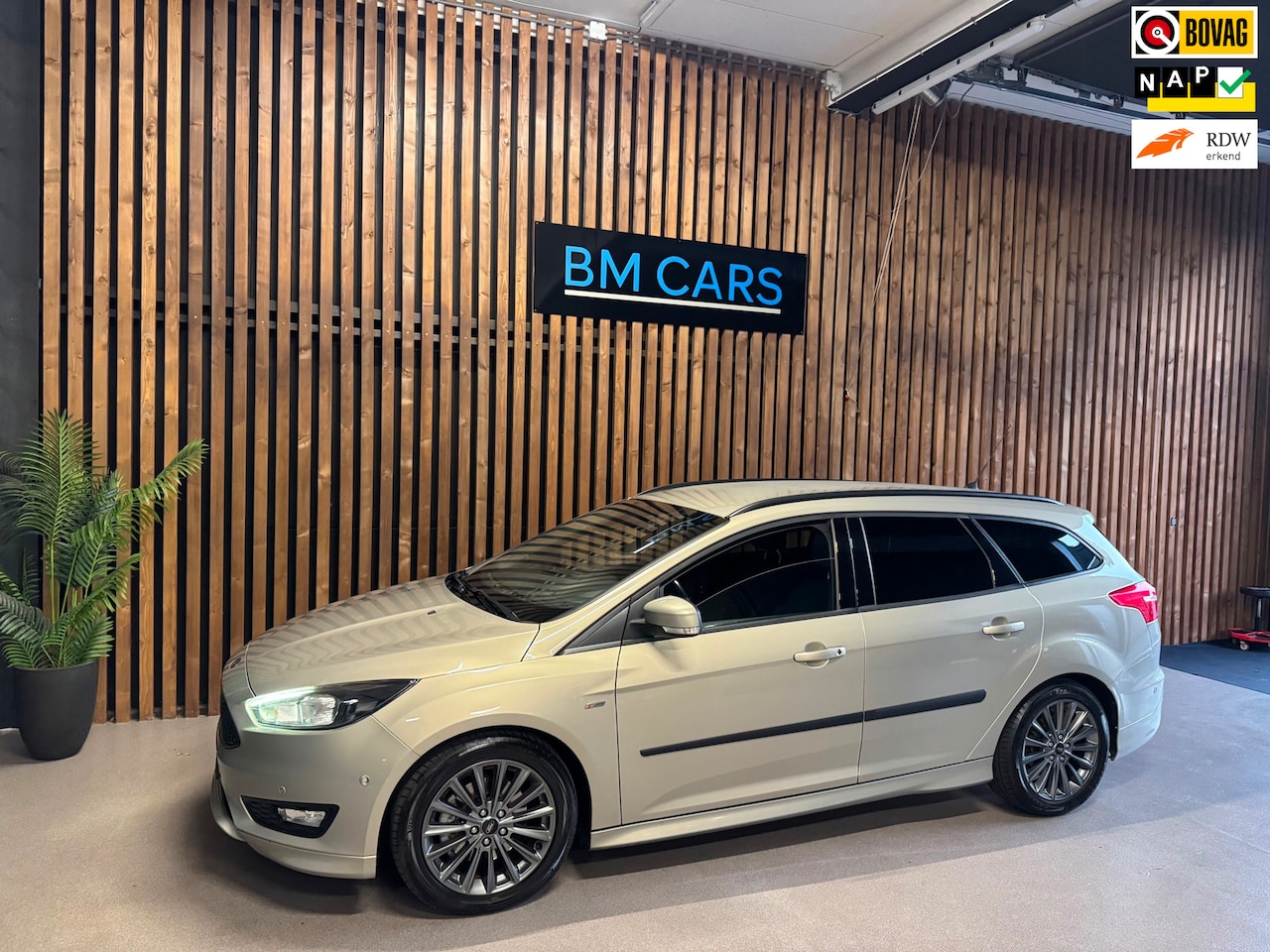 Ford Focus Wagon - 1.5 ST-Line Navigatie, Trekhaak,Dealer Onderhoud - AutoWereld.nl