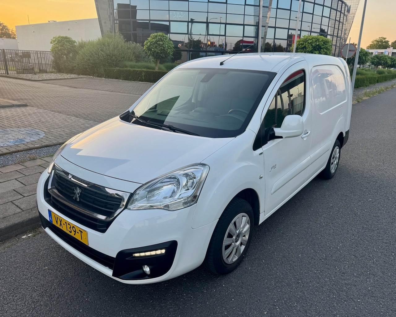 Peugeot Partner - 122 1.6 HDi 90 L2 Première 122 1.6 HDi 90 L2 Première - AutoWereld.nl