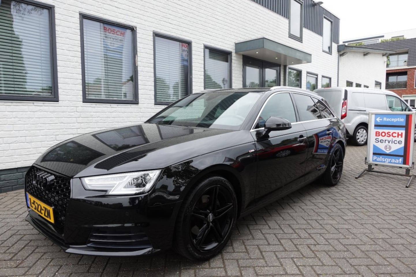 Audi A4 - 2.0 T MHEV SP SLBE Blackline - AutoWereld.nl