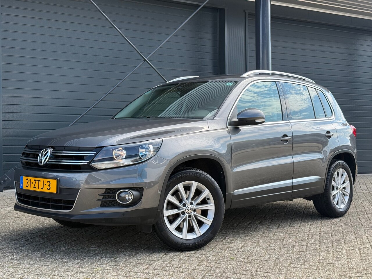 Volkswagen Tiguan - 1.4 TSI Sport&Style, Parkeerhulp, Cruise, Climate, Bluetooth, Trekhaak, NL auto - AutoWereld.nl