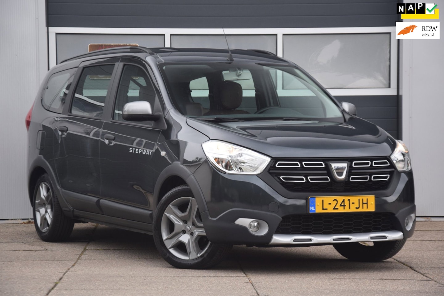 Dacia Lodgy - 1.3 TCe Stepway 7p LEDEREN BEKLEDING/TREKHAAK/CAMERA - AutoWereld.nl