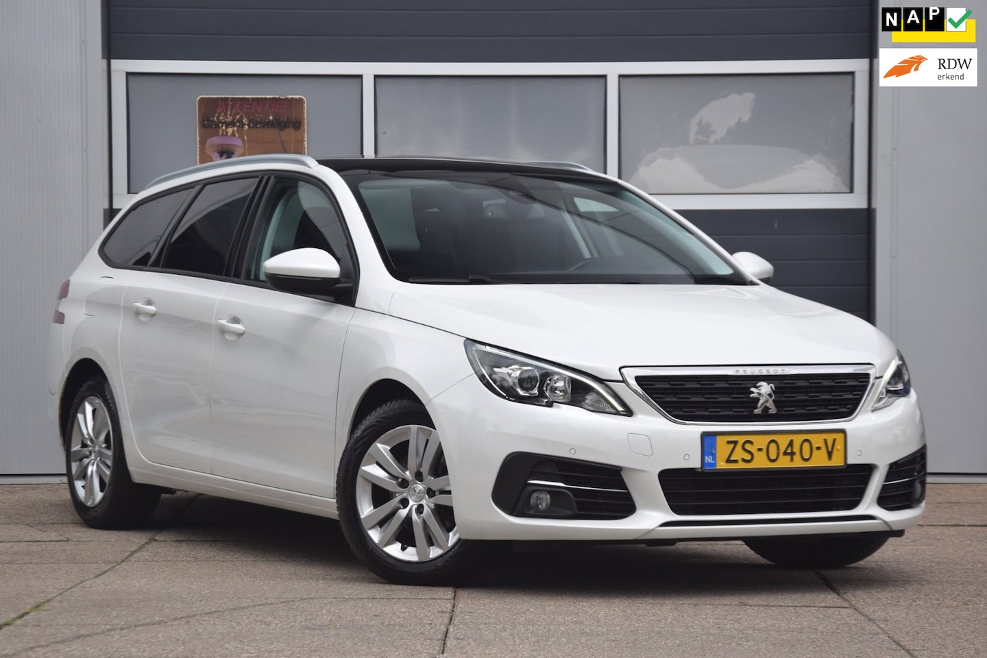 Peugeot 308 SW - 1.2 PureTech Blue Lease Executive PANORAMADAK/APPLE CARPLAY/DEALER ONDERHOUDEN - AutoWereld.nl