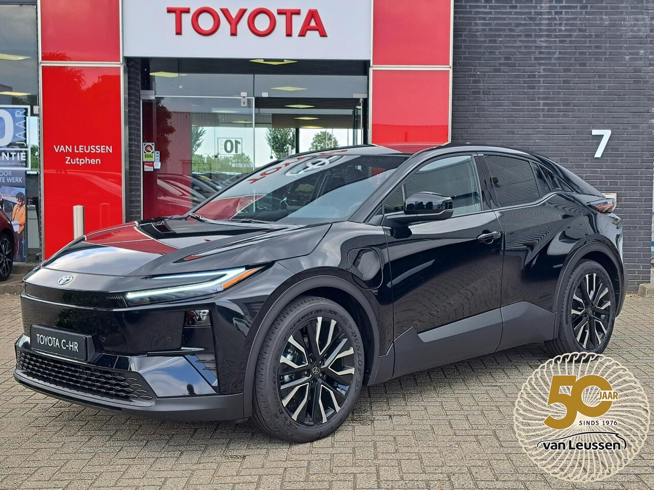 Toyota C-HR - First Edition 77 kWh NIEUW DIRECT LEVERBAAR! STOEL/STUURVERW 20'' LM-VELGEN BLIND SPOT EL- - AutoWereld.nl