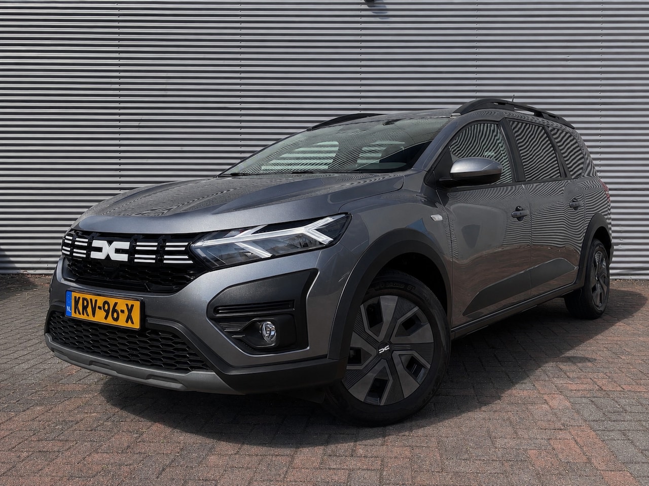 Dacia Jogger - 1.0 TCe Carplay Cruise Led navi Camera BJ 2024 Eerste Eigenaar Nieuwstaat 17330 Km Gereden - AutoWereld.nl