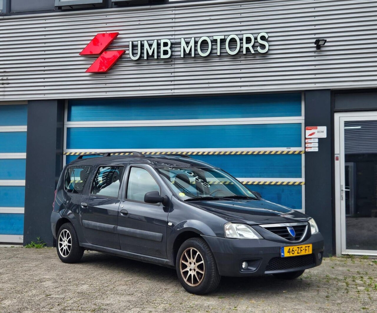 Dacia Logan MCV - 1.6-16V Blackline 7persoons AIRCO Rijdt Top - AutoWereld.nl