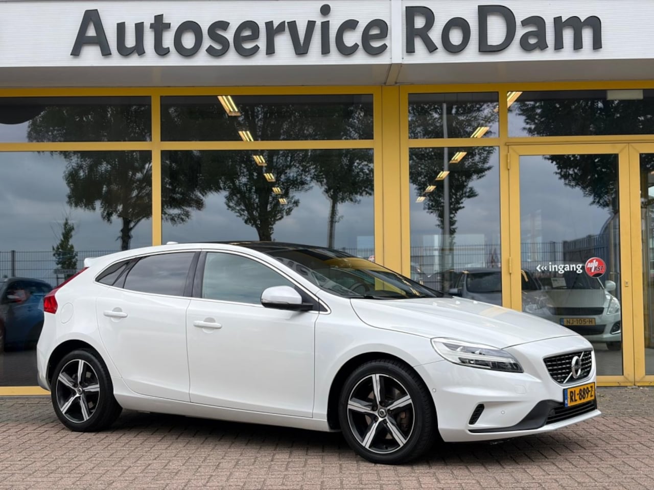 Volvo V40 - 2.0 T4 Bns Sport | AUTOMAAT | TREKHAAK - AutoWereld.nl