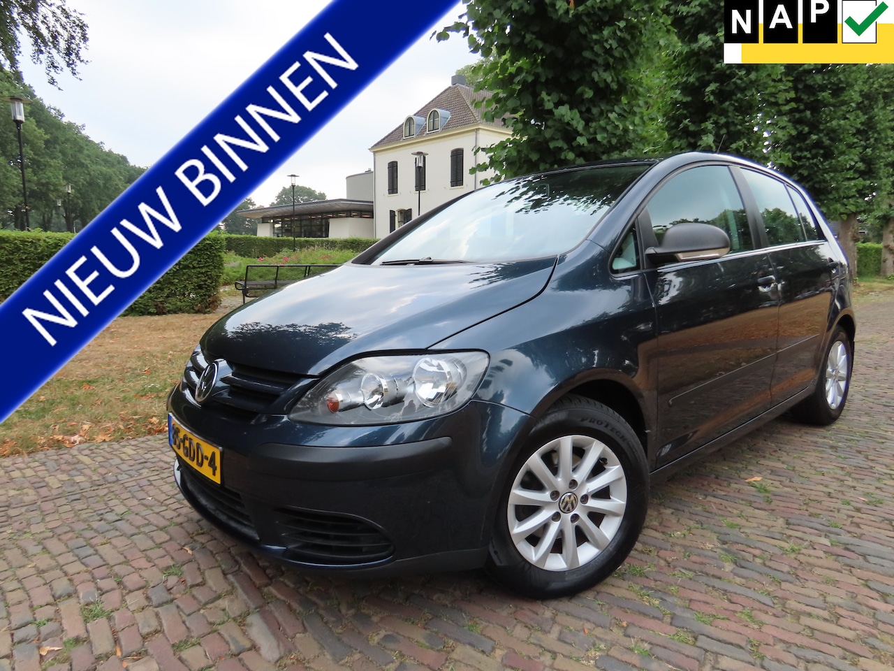 Volkswagen Golf Plus - 1.6 Trendline Airco Cruisecontrol Navigatie Lm Velgen Trekhaak ***Apk t/m 1-6-2027*** - AutoWereld.nl