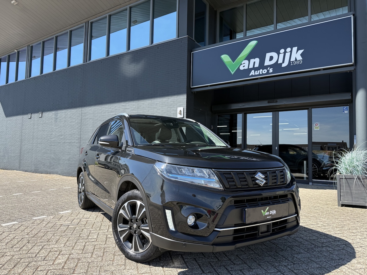 Suzuki Vitara - 1.5 Hybrid Style Panodak Trekhaak 1/2 Leer Navi Camera - AutoWereld.nl