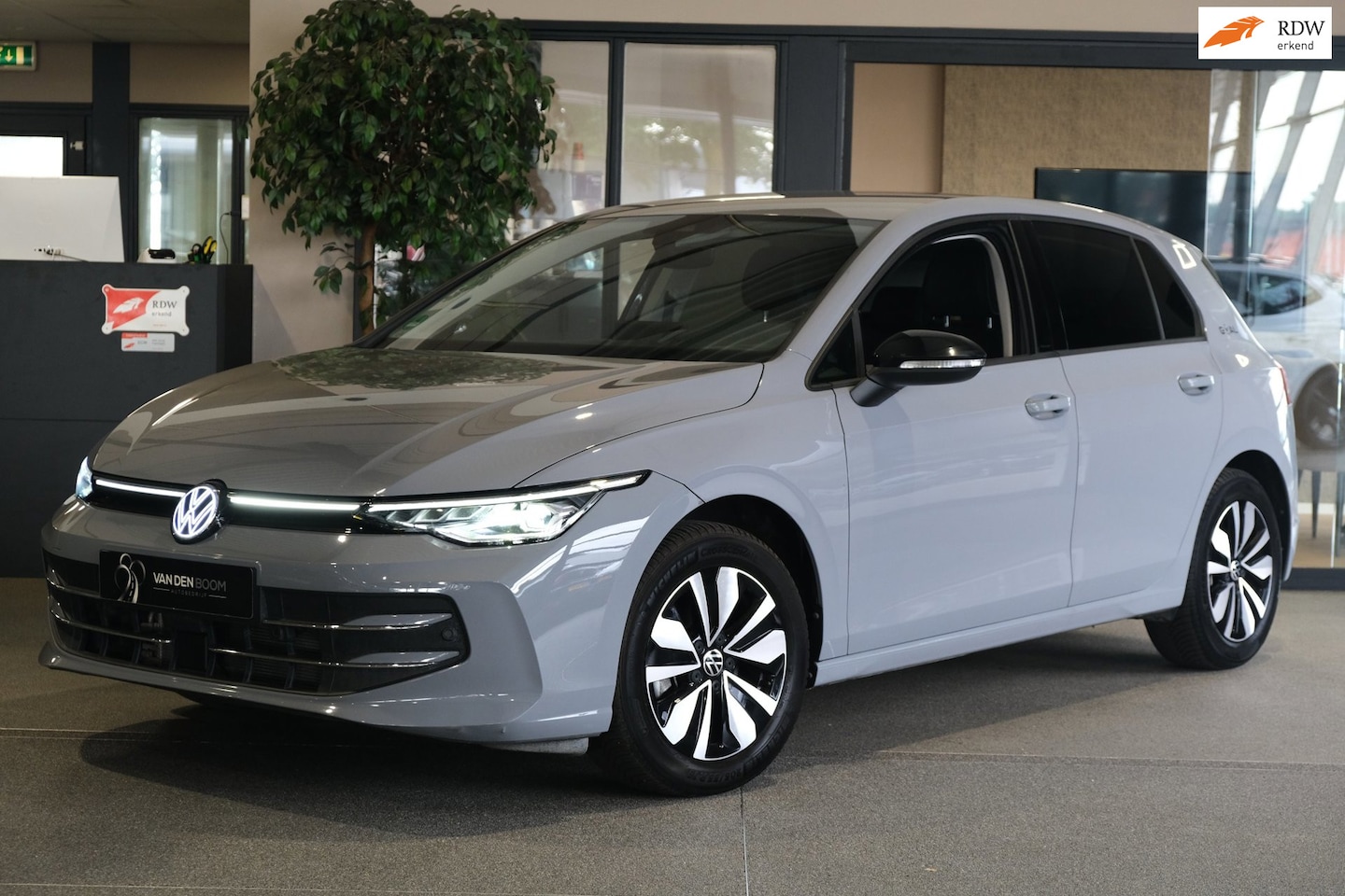 Volkswagen Golf - 8.5 1.5 eTSI 150pk Navi Led Camera Trekhaak - AutoWereld.nl