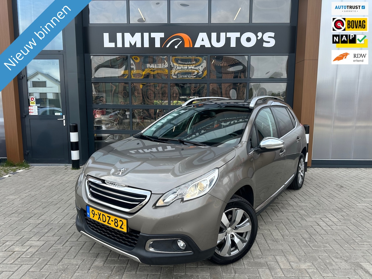 Peugeot 2008 - 1.2 VTi Allure Pack Premium Plus 1e.eig/Aut/Climate/Navi/Cruise/Pano/Pdc/Trekhaak/Nap/Apk - AutoWereld.nl
