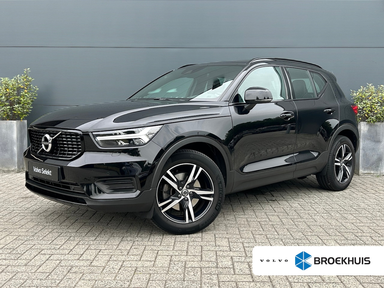 Volvo XC40 - 2.0 B4 R-Design | Pilot Assist | Trekhaak | Camera | Keyless | - AutoWereld.nl