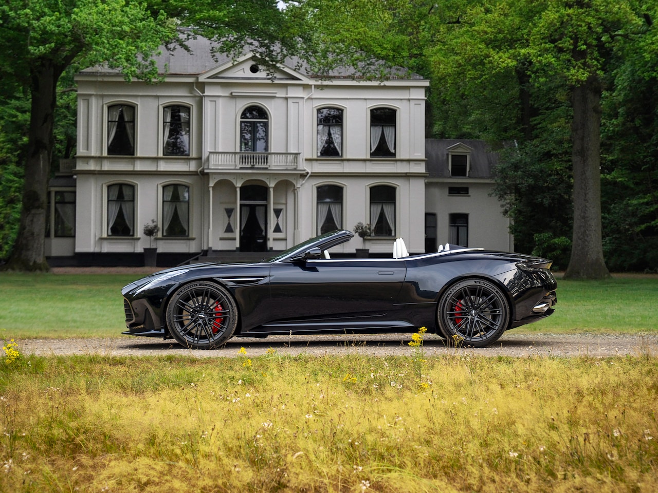 Aston Martin DB12 Volante - 4.0 V8 | Bowers & Wilkins - AutoWereld.nl