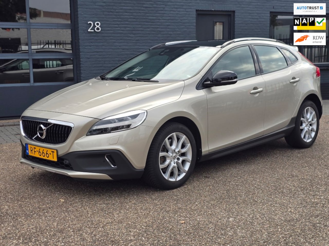 Volvo V40 Cross Country - 1.5 T3 Nordic+Summum LEDER PANORAMADAK CAMERA NAVI DEALER ONDERHOUDEN - AutoWereld.nl