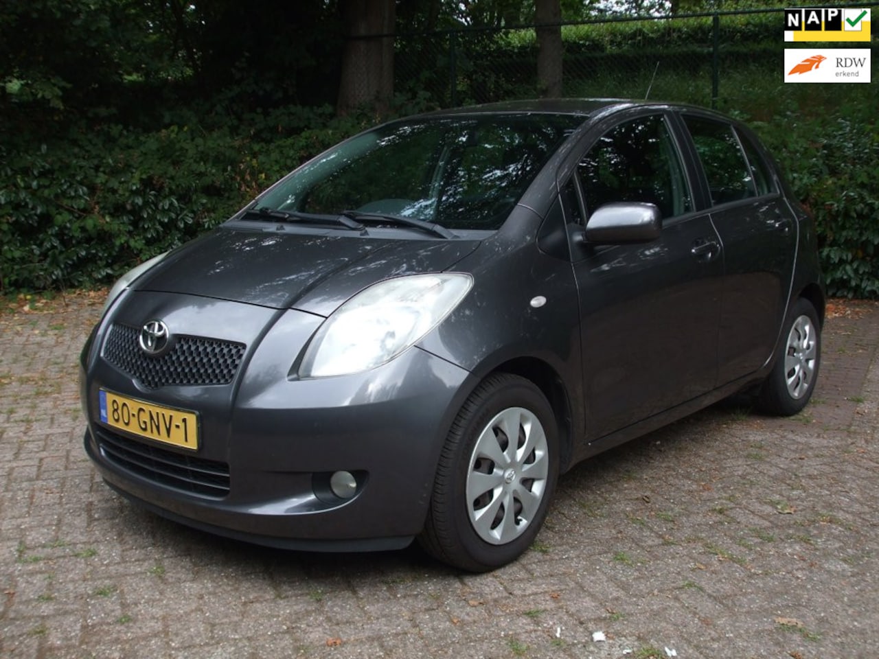 Toyota Yaris - 1.3 VVTi Sol airco 1e eigenaar 153 dkm NAP grijs 5 deurs - AutoWereld.nl