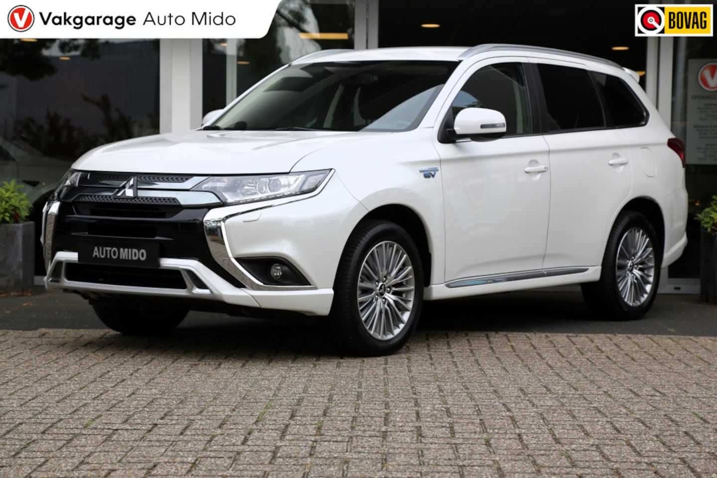 Mitsubishi Outlander - 2.4 4WD Automaat PHEV Intense | Trekhaak | All-Season banden - AutoWereld.nl