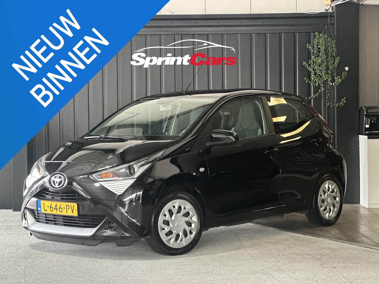 Toyota Aygo - 1.0 VVT-i x-play | Achteruitrijcamera | Carplay | Airco | Cruise Control | Hill Hold Funct - AutoWereld.nl