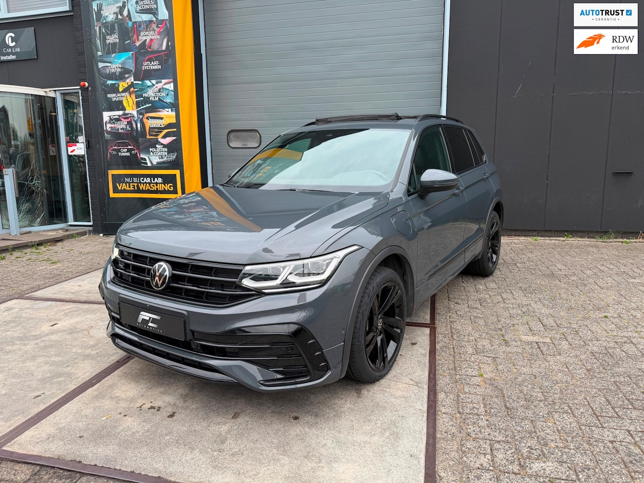 Volkswagen Tiguan - 1.4 TSI eHybrid R-Line Black edition | IQ | 360 | keyless | Pano| Head up | Carplay | Half - AutoWereld.nl