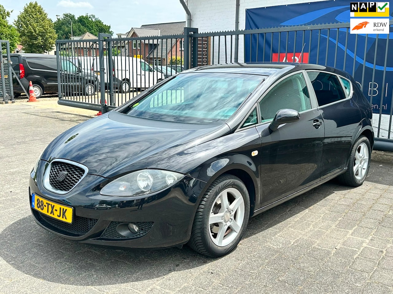 SEAT Leon - 1.6 Sportstyle / AIRCO / AUX / CRUISE CONTROL / TREKHAAK / NAP!! - AutoWereld.nl
