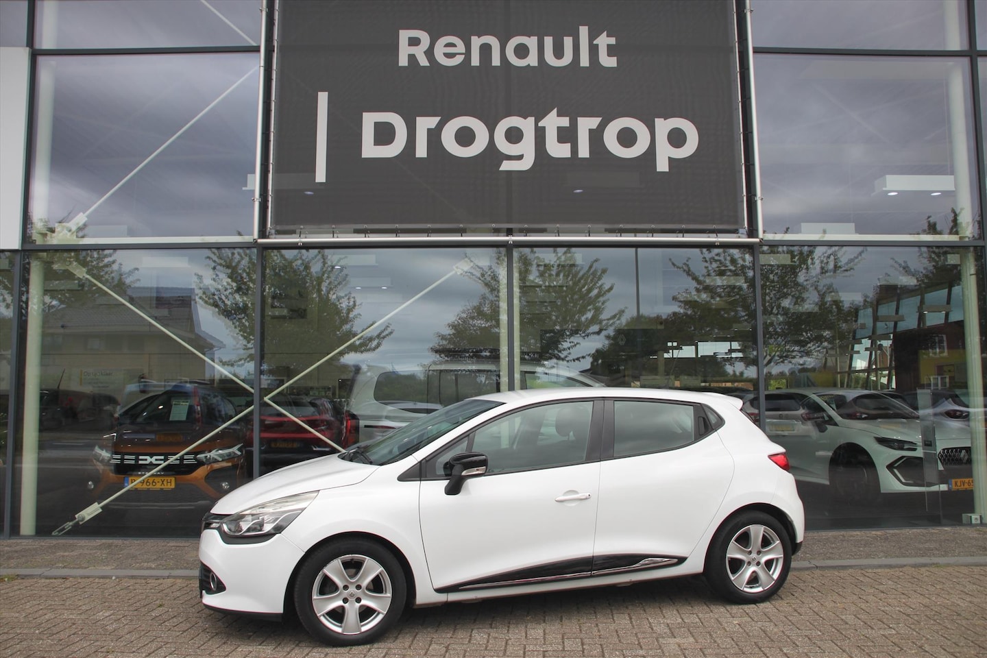 Renault Clio - 90PK-NIGHT&DAY-110DKM-NAVI-AIRCO-CRUISE-LMV- - AutoWereld.nl