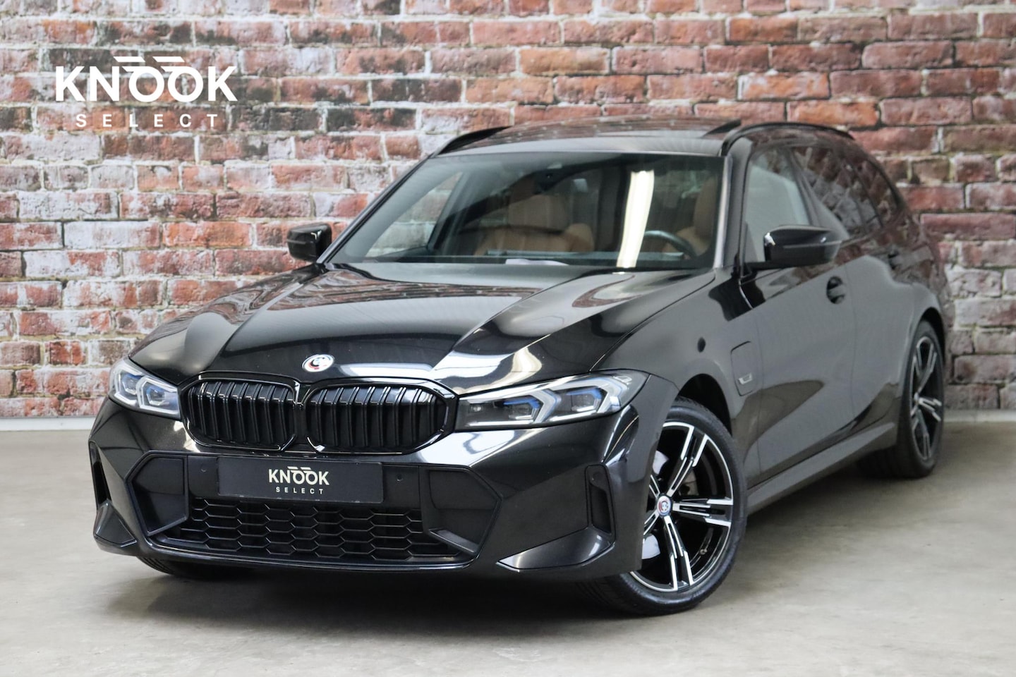 BMW 3-serie Touring - 330e High Executive M Sport Pakket Automaat / SoH 98% / Facelift / Widescreen / Panoramada - AutoWereld.nl