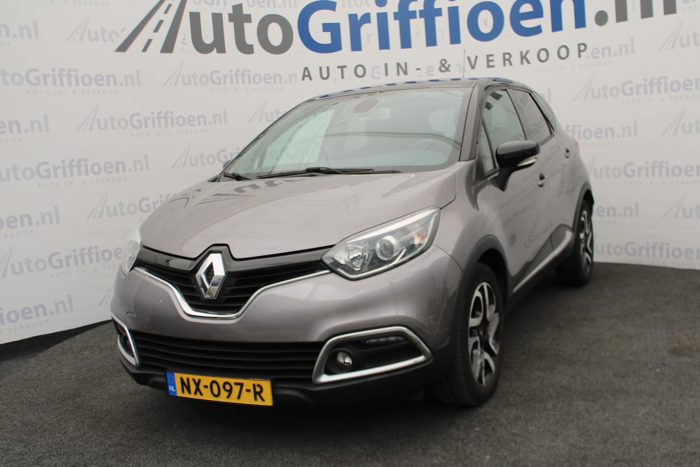 Renault Captur - 1.2 TCe Helly Hansen nette automaat met trekhaak met nieuwe APK bij aflevering - AutoWereld.nl