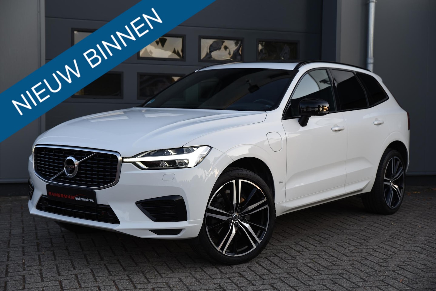 Volvo XC60 - 2.0 T8 Twin Engine AWD R-Design PANO TREKHAAK HUD - AutoWereld.nl